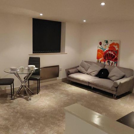 Lovely 1 Bedroom Apartment With Free Parking & Gym Kirkburton Kültér fotó