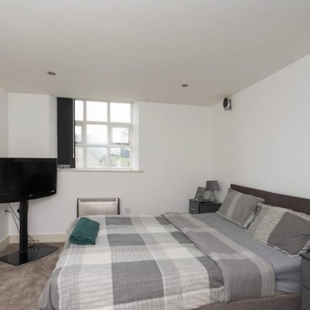 Lovely 1 Bedroom Apartment With Free Parking & Gym Kirkburton Kültér fotó