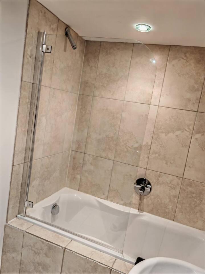 Lovely 1 Bedroom Apartment With Free Parking & Gym Kirkburton Kültér fotó