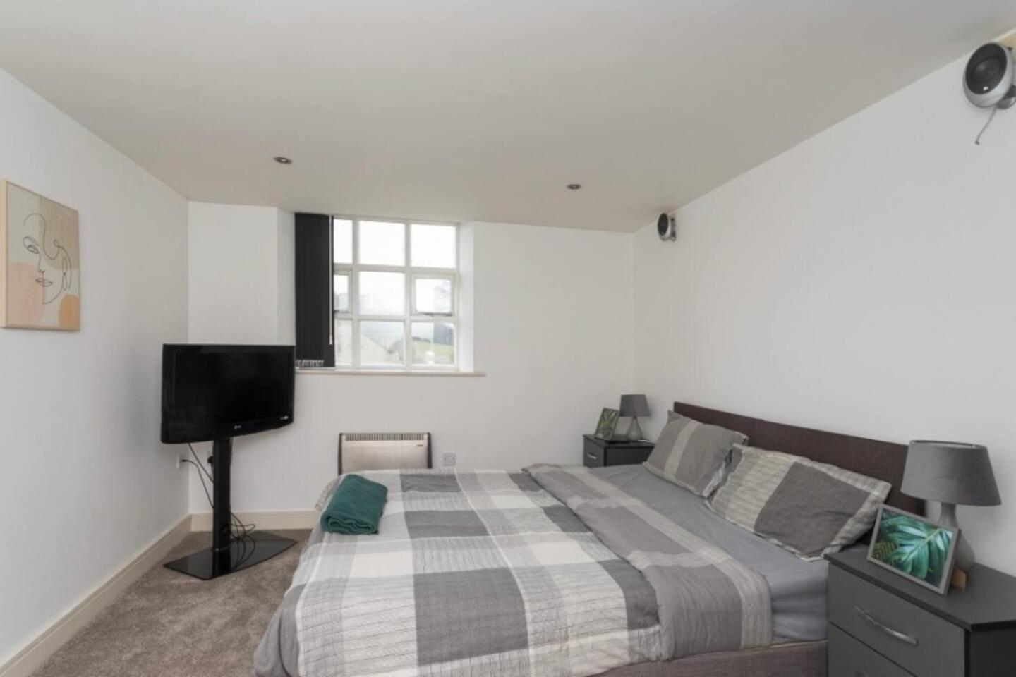 Lovely 1 Bedroom Apartment With Free Parking & Gym Kirkburton Kültér fotó