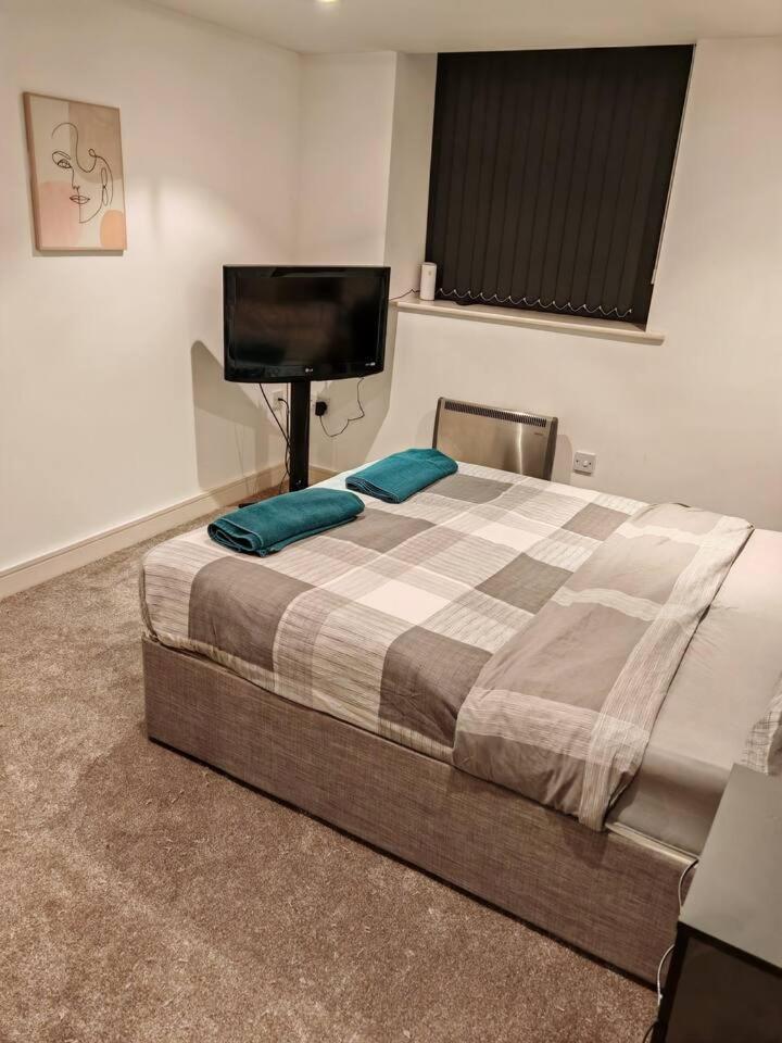 Lovely 1 Bedroom Apartment With Free Parking & Gym Kirkburton Kültér fotó