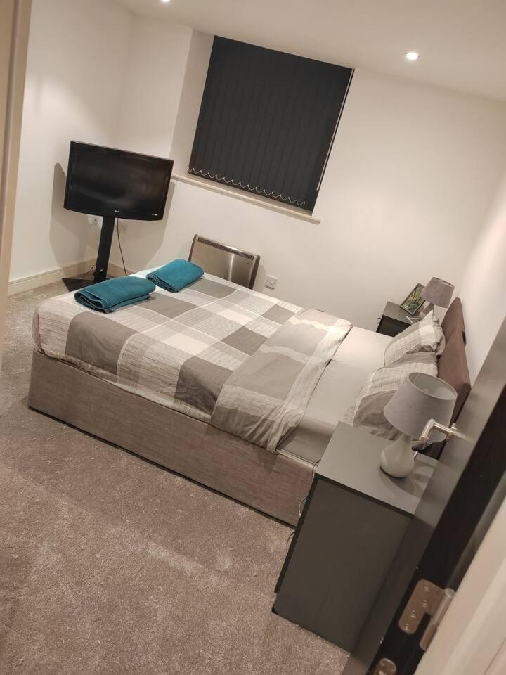 Lovely 1 Bedroom Apartment With Free Parking & Gym Kirkburton Kültér fotó