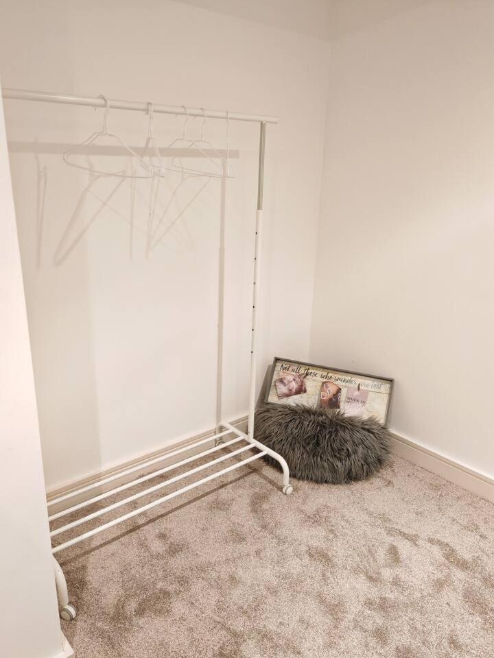 Lovely 1 Bedroom Apartment With Free Parking & Gym Kirkburton Kültér fotó