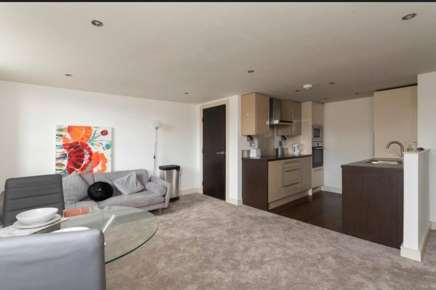 Lovely 1 Bedroom Apartment With Free Parking & Gym Kirkburton Kültér fotó