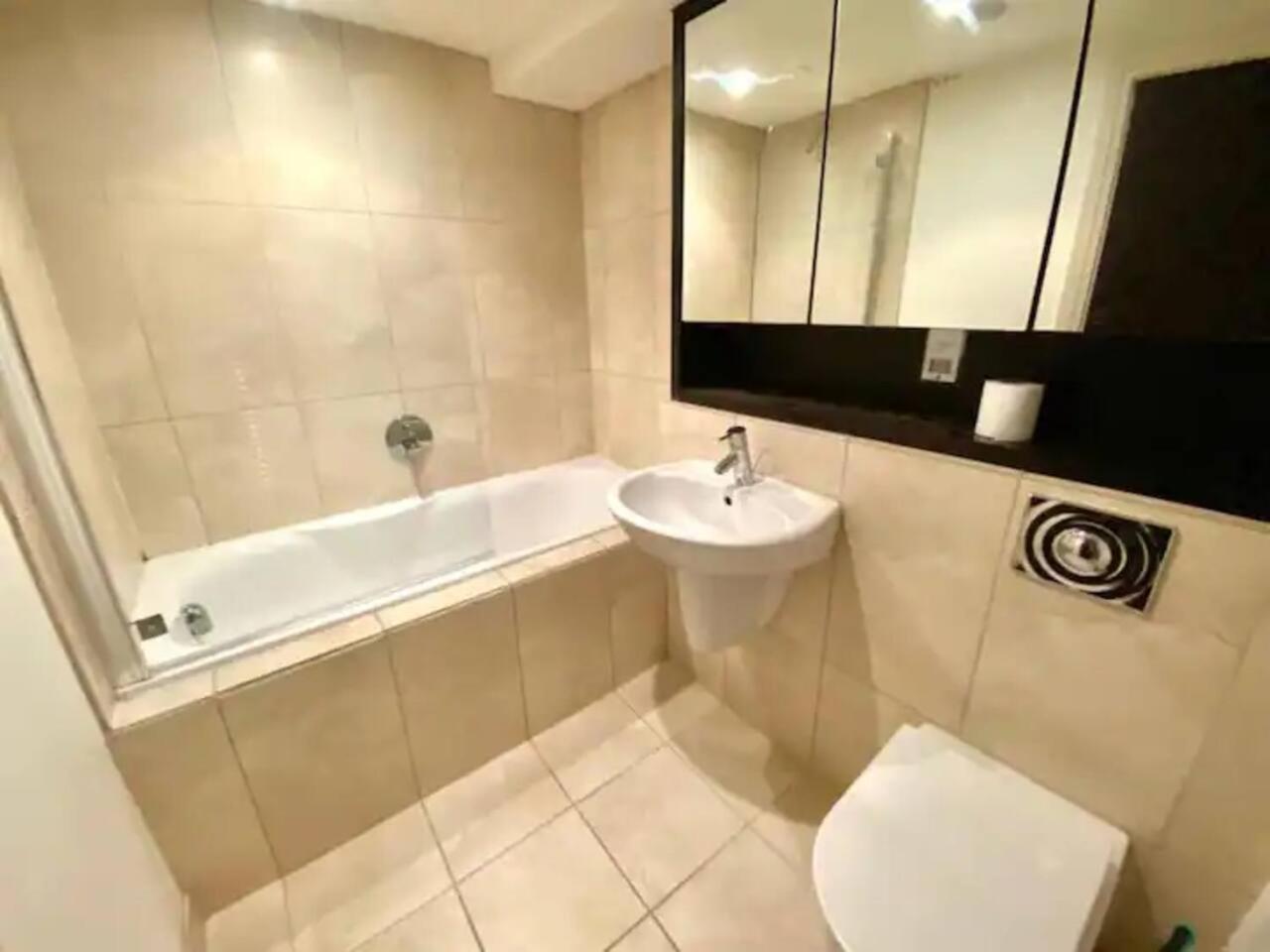 Lovely 1 Bedroom Apartment With Free Parking & Gym Kirkburton Kültér fotó