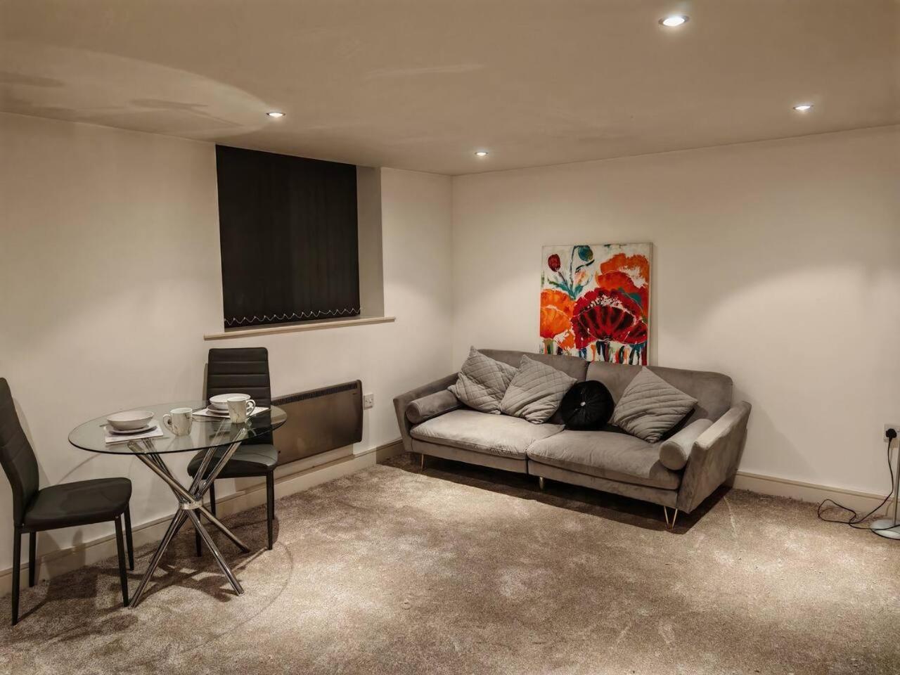 Lovely 1 Bedroom Apartment With Free Parking & Gym Kirkburton Kültér fotó