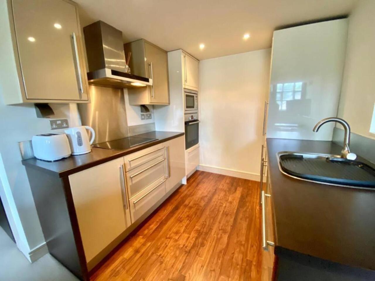 Lovely 1 Bedroom Apartment With Free Parking & Gym Kirkburton Kültér fotó