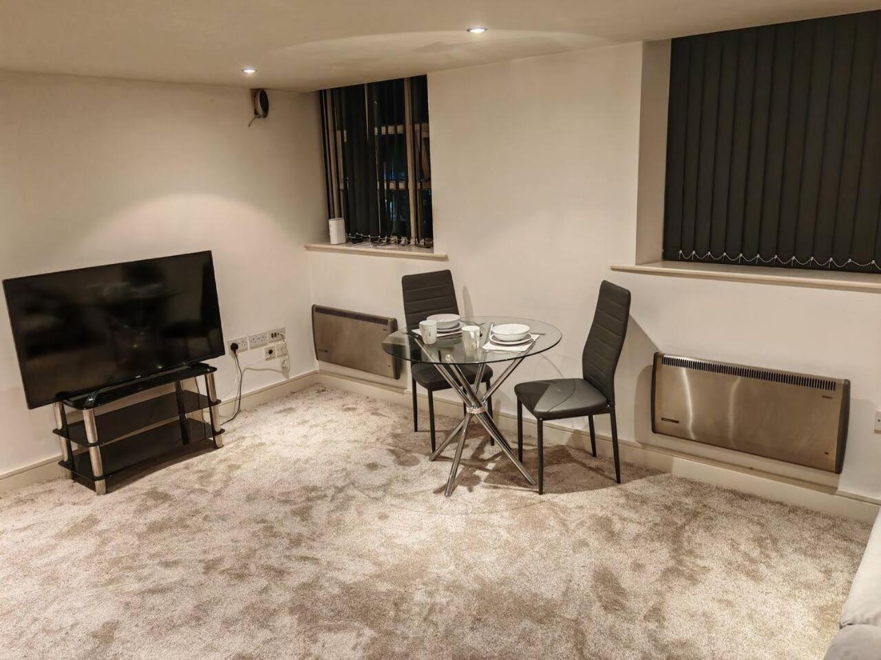 Lovely 1 Bedroom Apartment With Free Parking & Gym Kirkburton Kültér fotó