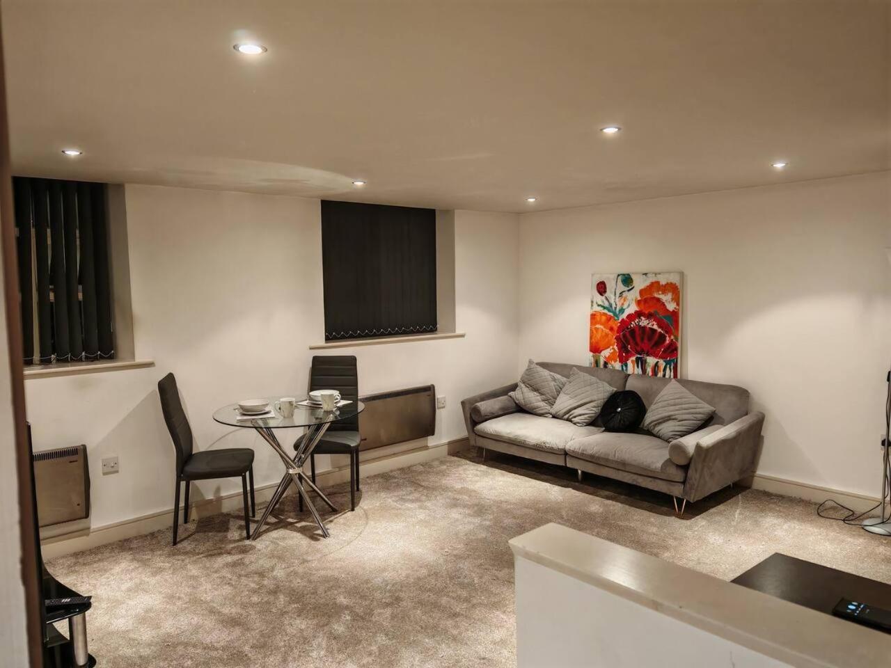 Lovely 1 Bedroom Apartment With Free Parking & Gym Kirkburton Kültér fotó