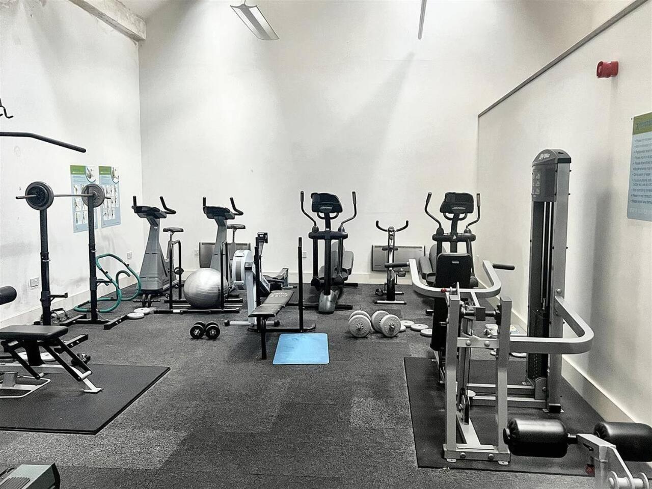 Lovely 1 Bedroom Apartment With Free Parking & Gym Kirkburton Kültér fotó