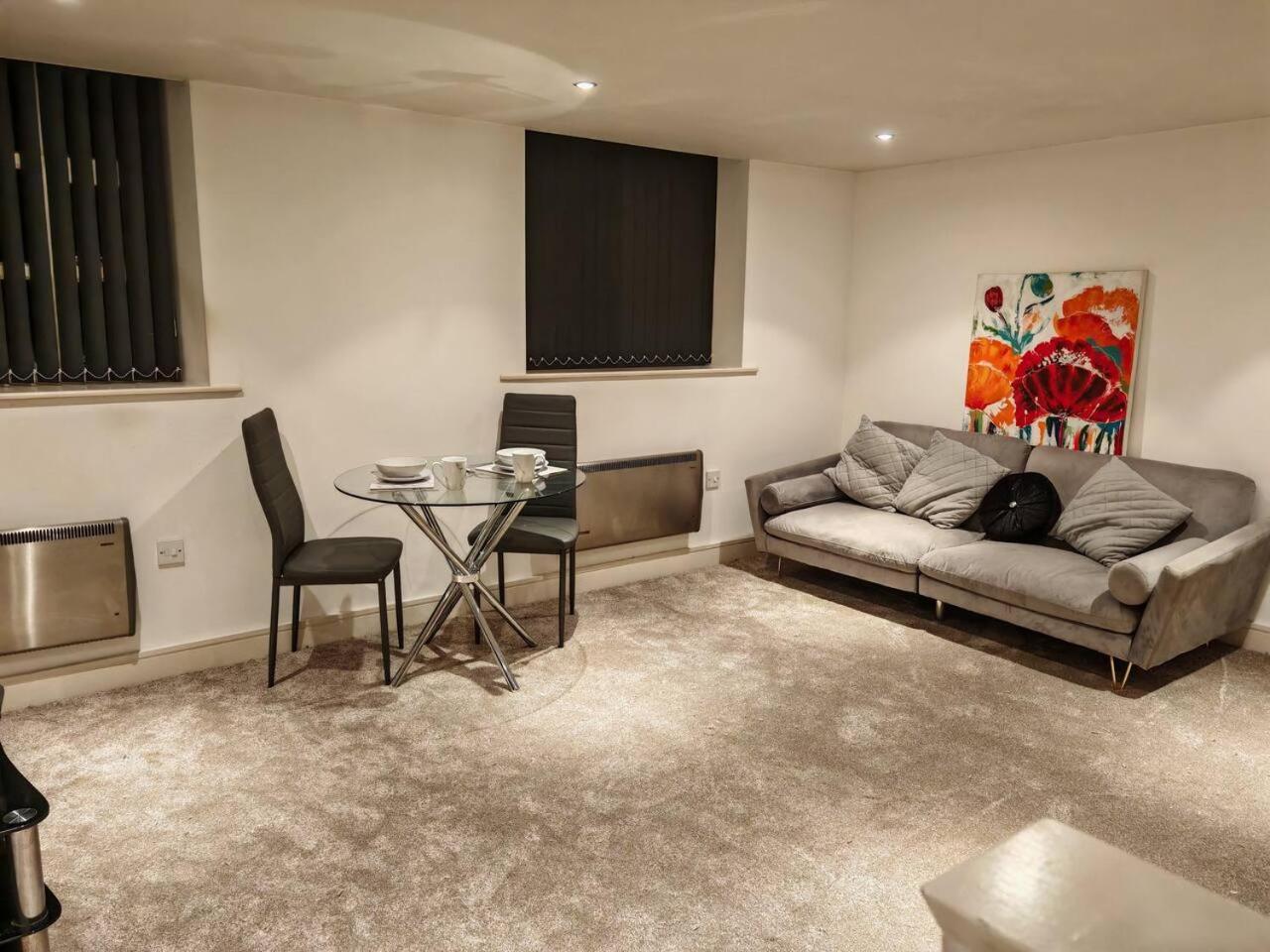 Lovely 1 Bedroom Apartment With Free Parking & Gym Kirkburton Kültér fotó